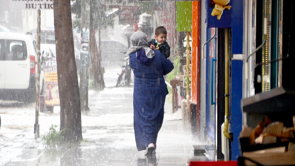 Yarına dikkat! Sağanak Karadeniz'de bastıracak