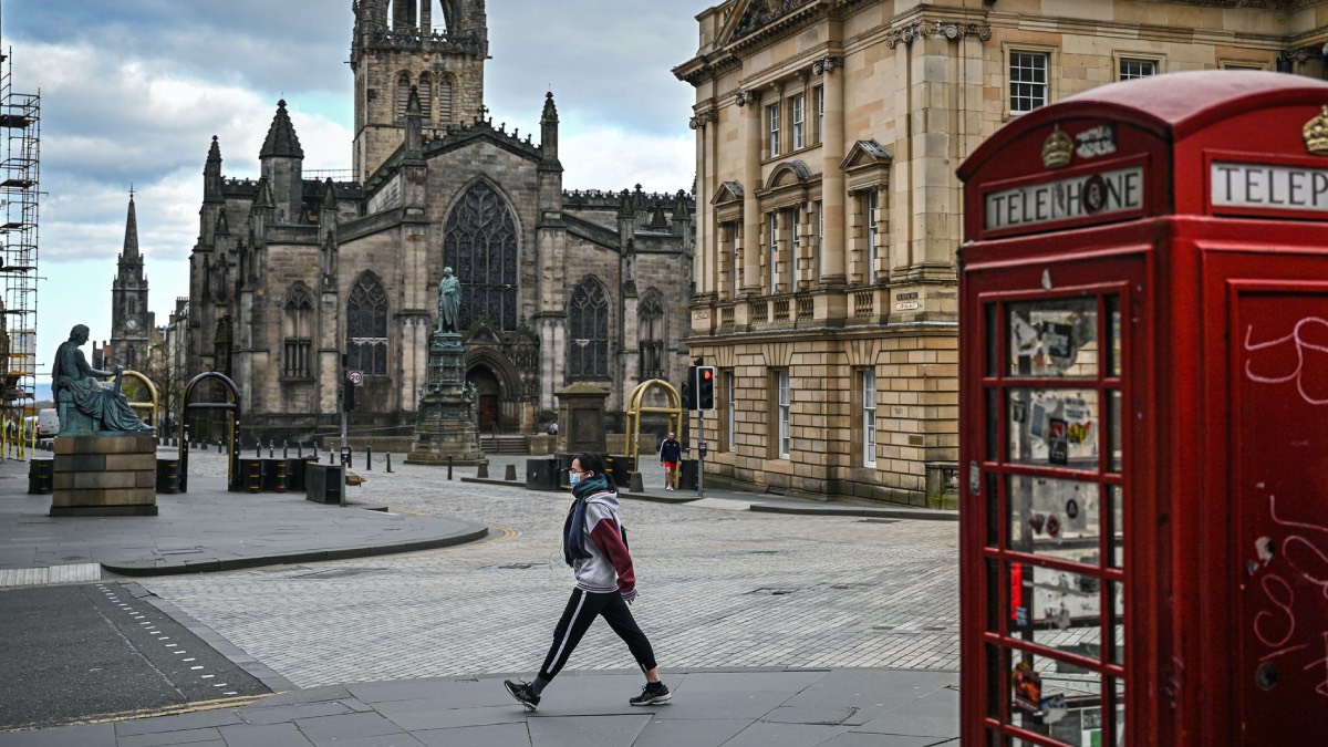 Korkutan uyarılarıyla bilinen İngiliz profesörden yeni açıklama: İngiltere'de tedbire gerek kalmadı
