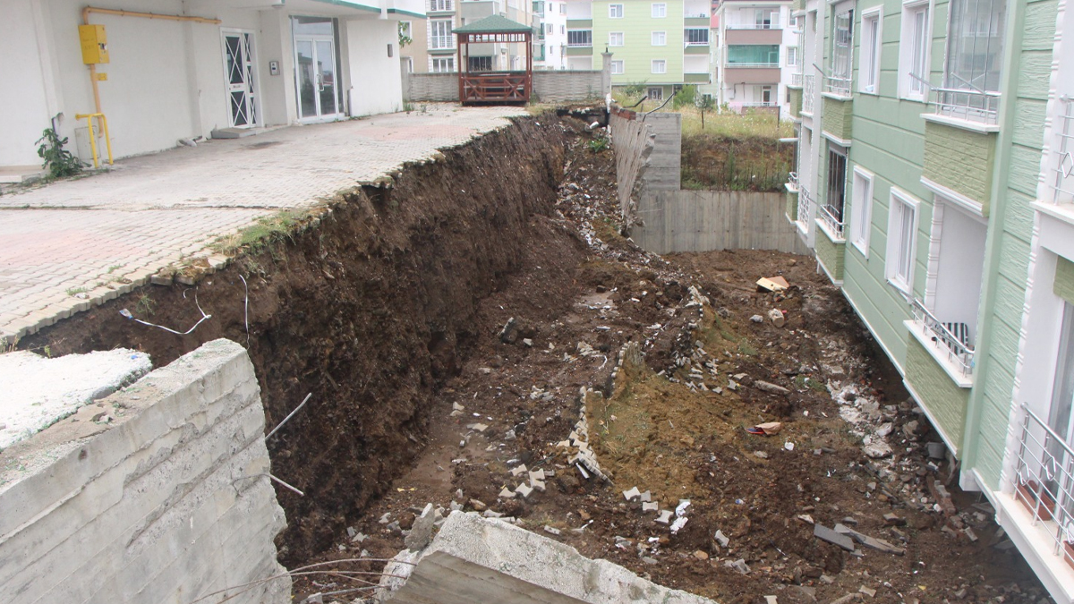 Sağanak nedeniyle istinat duvarı çöktü Sağanak nedeniyle istinat duvarı çöktü