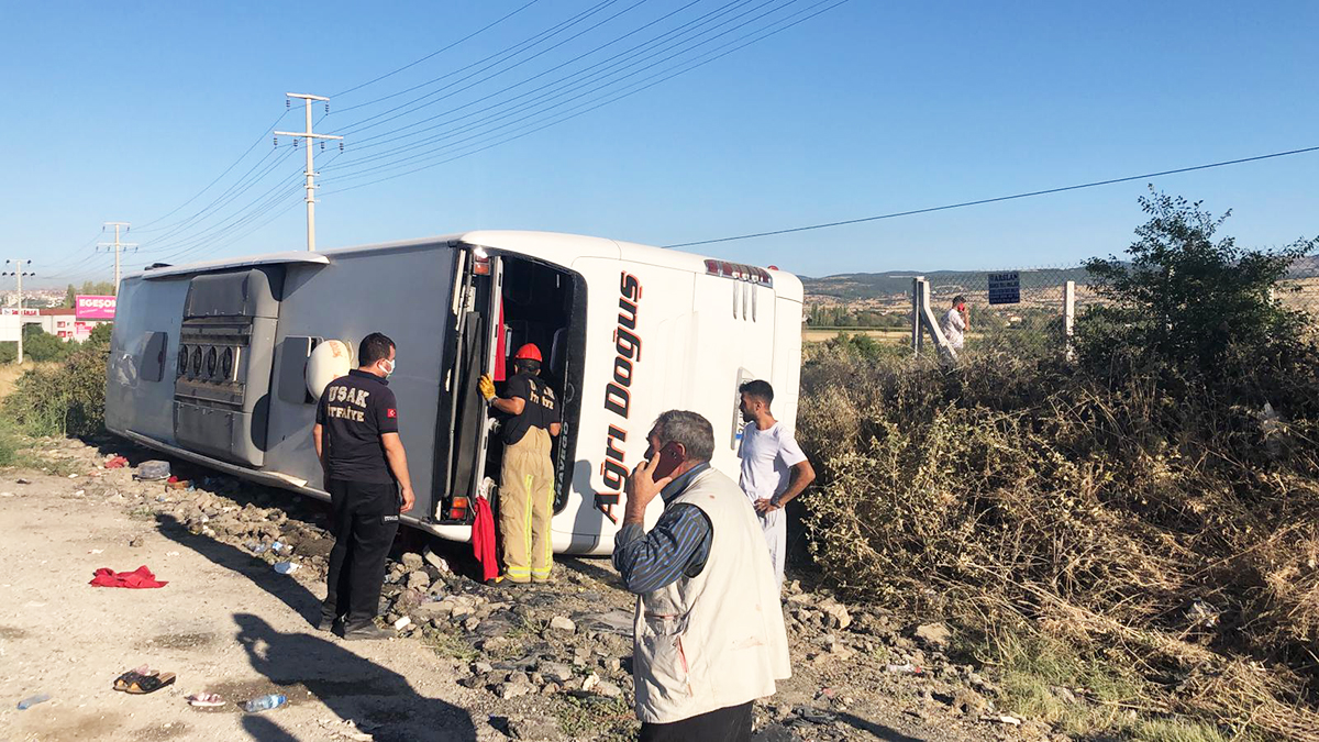 Uşak'ta yolcu otobüsü devrildi: Çok sayıda yaralı var!