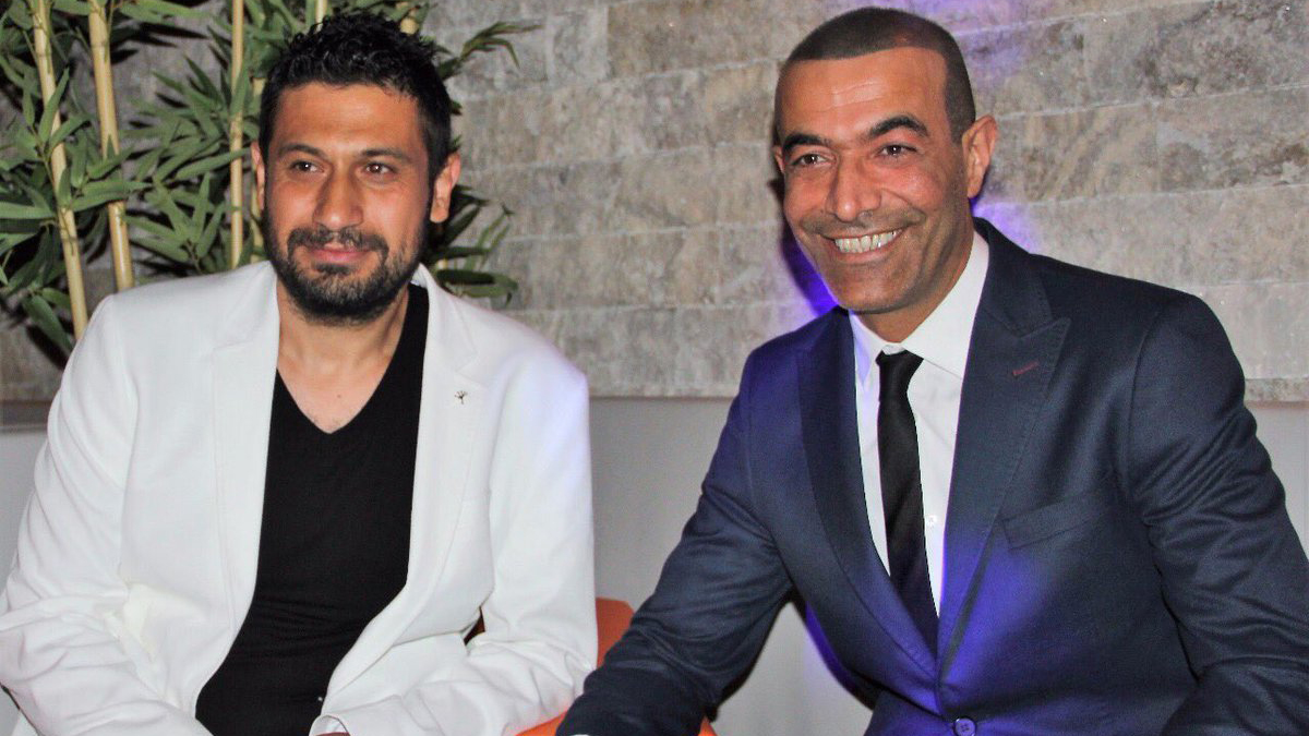 Cengiz İmren Türkiye'de ilk kez uçakta şarkı tanıttı