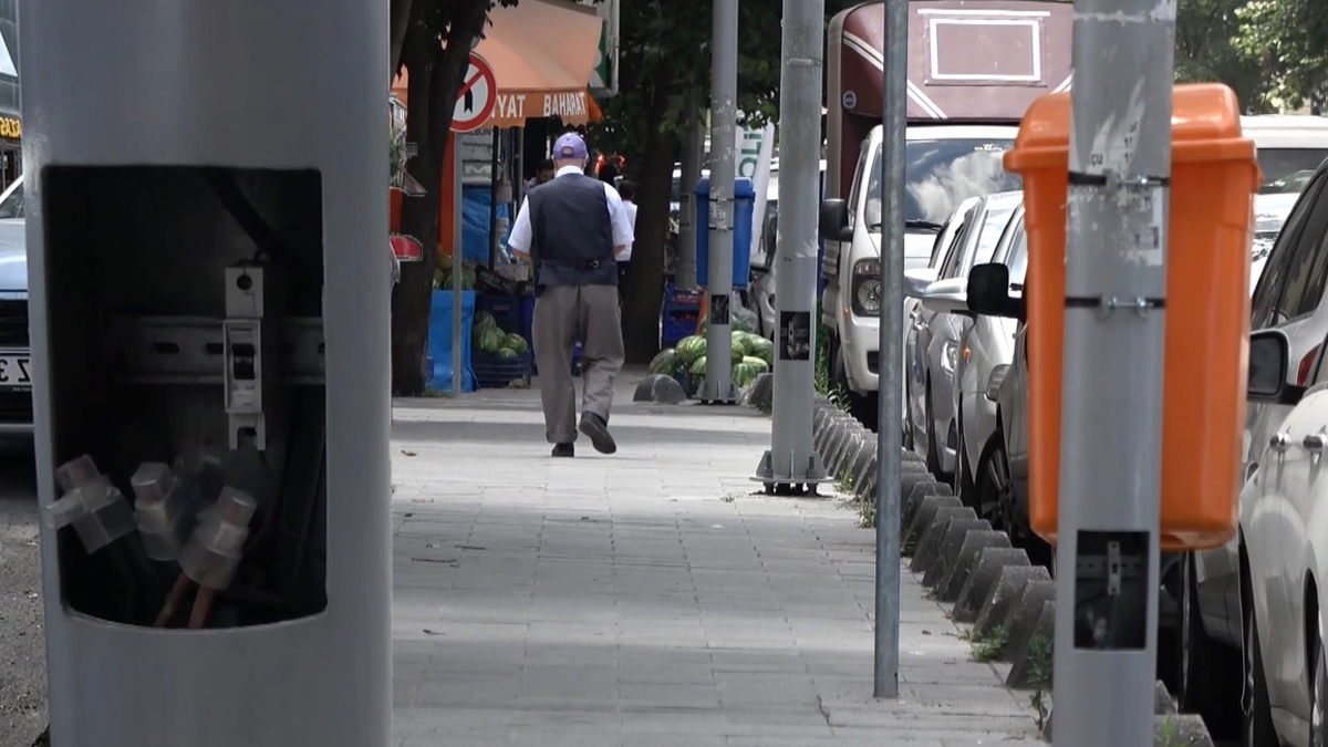 İstanbul'da akılalmaz hırsızlık! Direklere dadandılar