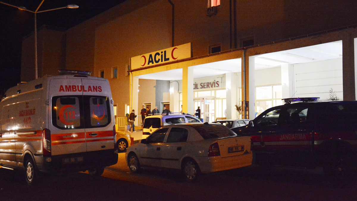 İki aile arasındaki kavgada silahlar ateşlendi: Baba öldü, 2 oğlu yaralı