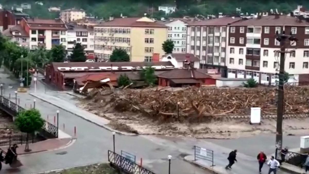 İşte kabusun ilk anları! Bozkurt'u yutan selin geliş anı kamerada