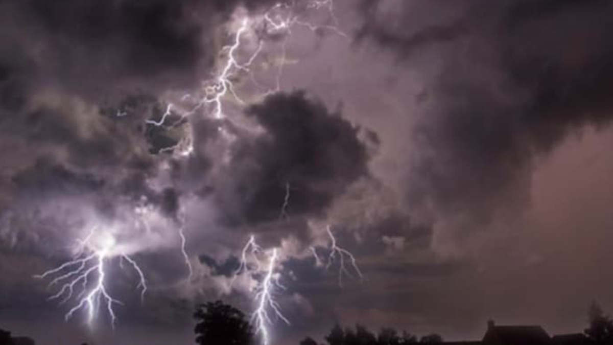 Şavşat'ta 37 köye elektrik veren trafoya yıldırım düştü