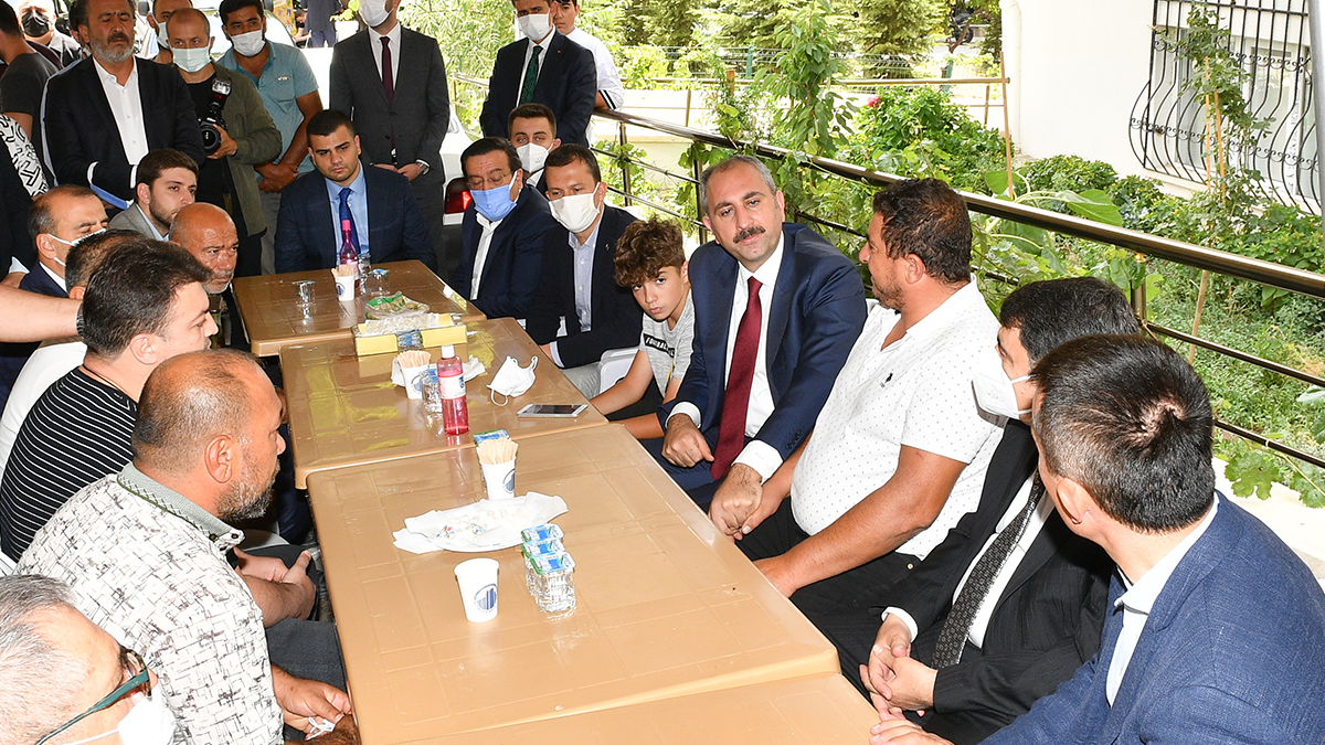 Adalet Bakanı Gül, Emirhan Yalçın'ın ailesine taziye ziyaretinde bulundu