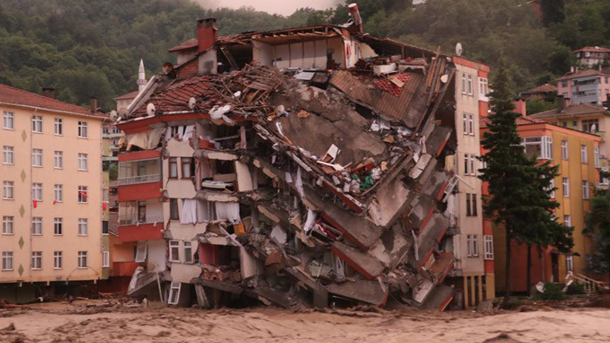 Sel mağdurlarına gönderilen yarım kolisinden çıkan mektup herkesi duygulandırdı