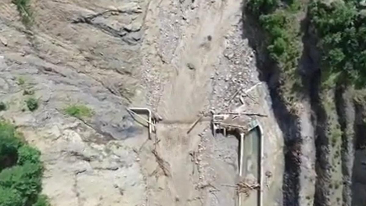 CHP'li vekil dağlara tırmanıp videosunu çekti: HES patlamamış, neredeyse tamamen yok olmuş