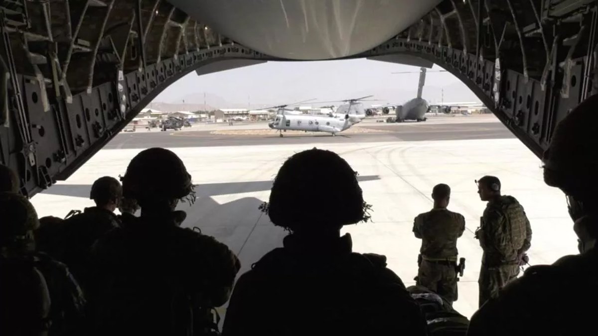 Taliban'dan kaçan 143 Afgan askeri Tacikistan'a geçti