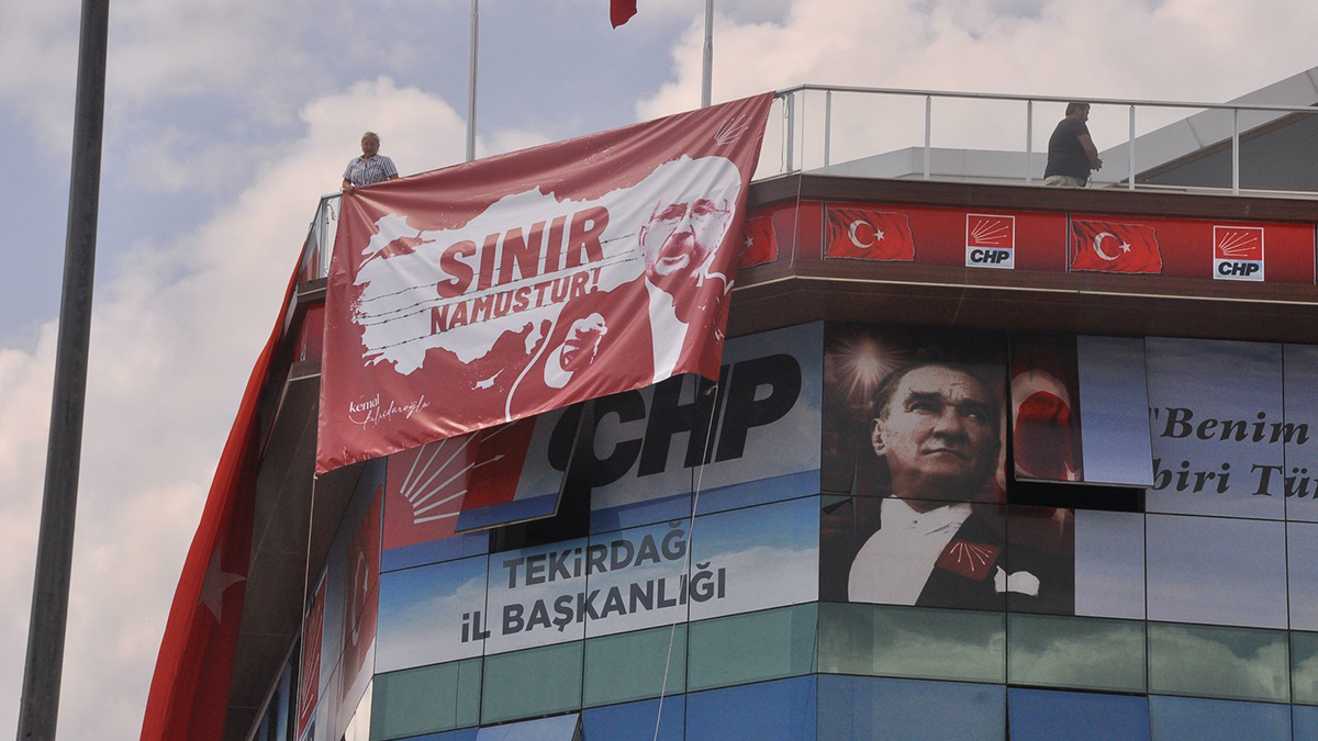 Tekirdağ'da CHP İl ve İlçe başkanlık binalarına 'Sınır namustur' pankartları asıldı