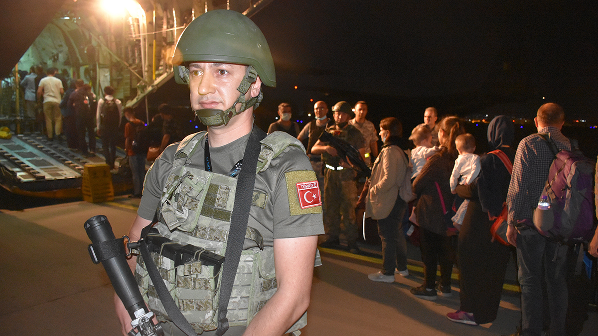 Kabil'deki Türk vatandaşları 'Herkül' ile tahliye edildi