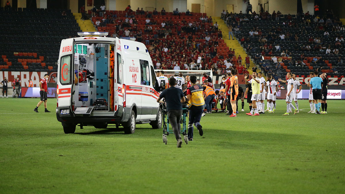 Beşiktaş'lı futbolcu N'Skala maçta fenalaşıp hastaneye kaldırıldı
