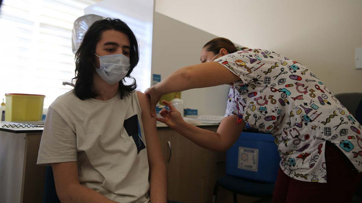 Çocuklar, aşı karşıtı yetişkinlere seslendi: Lütfen aşı olun!