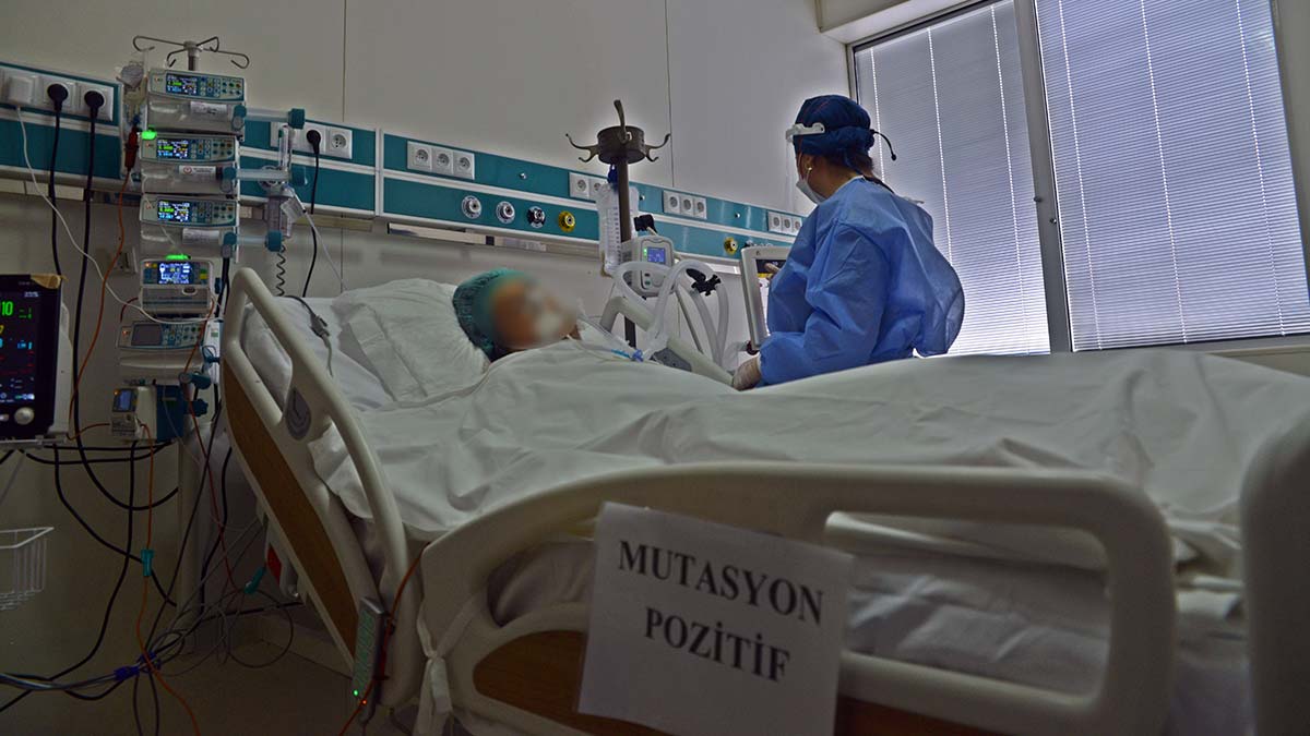 Aşı olmayan koronavirüs hastaları yoğun bakımları doldurdu