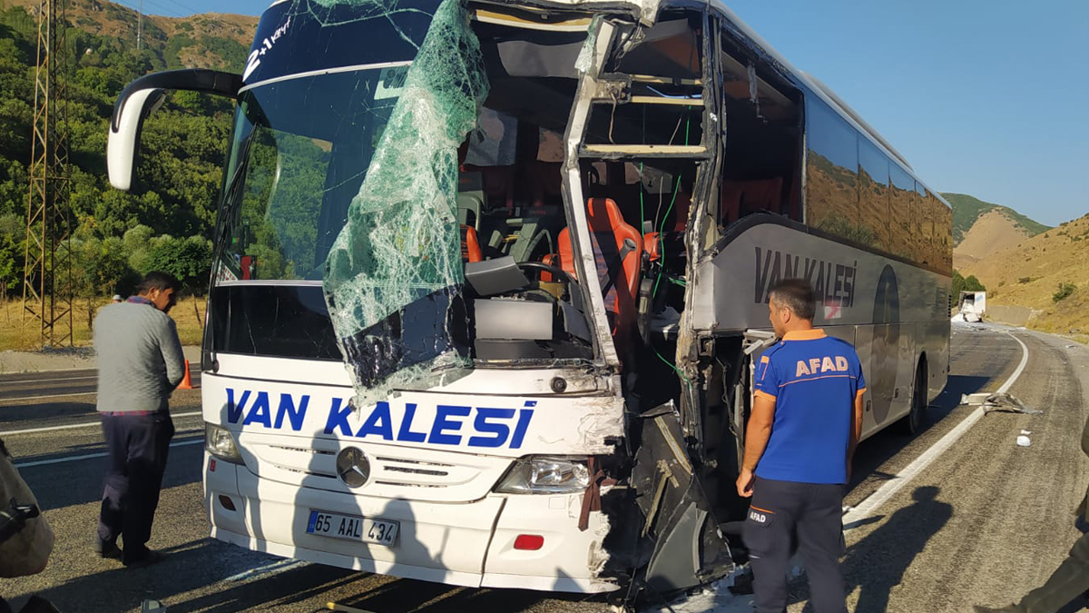 Bitlis'te yolcu otobüsü ile TIR çarpıştı