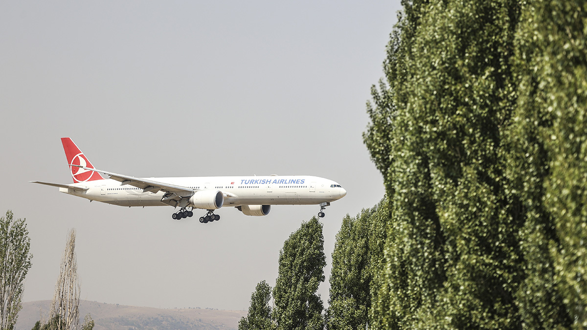 Afganistan'daki Türk askerlerini taşıyan uçak Ankara'da