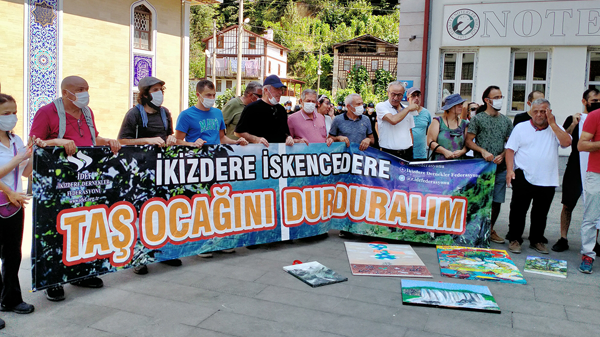 İkizderelilerden kaymakamlık önünde taş ocağı protestosu