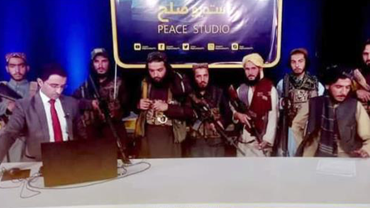 Taliban üyeleri ellerinde silahlarla programa katıldılar