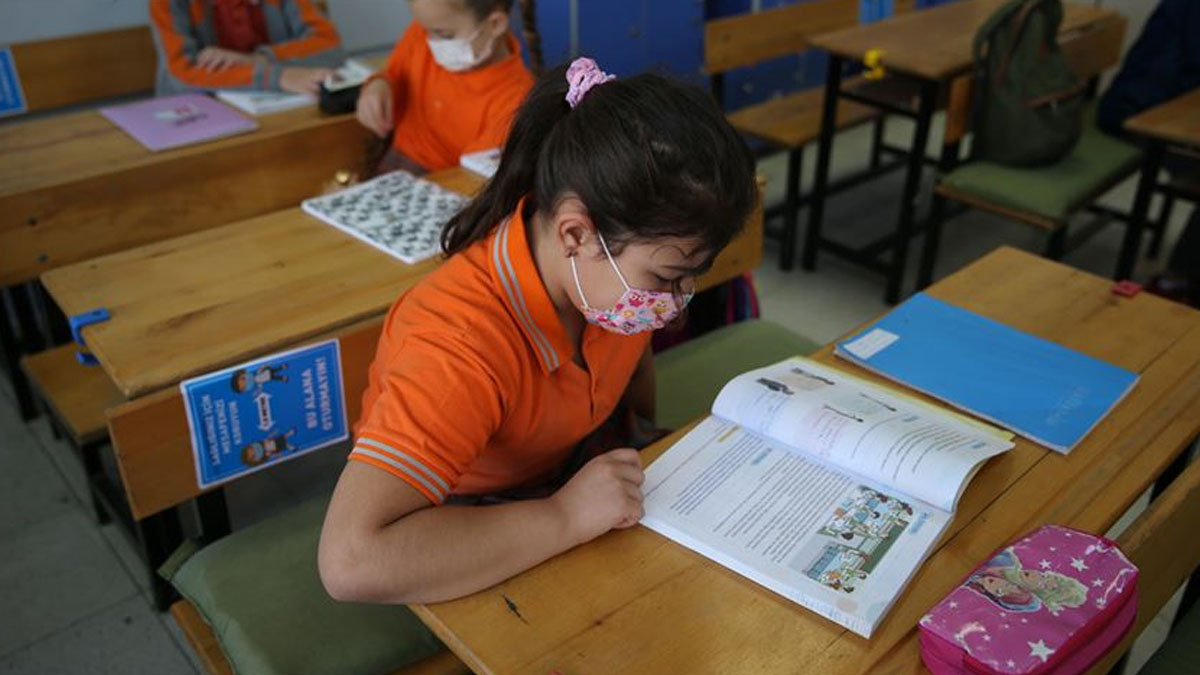 Uzmanından kritik uyarılar: Çocuklar okulda salgından nasıl korunacak?