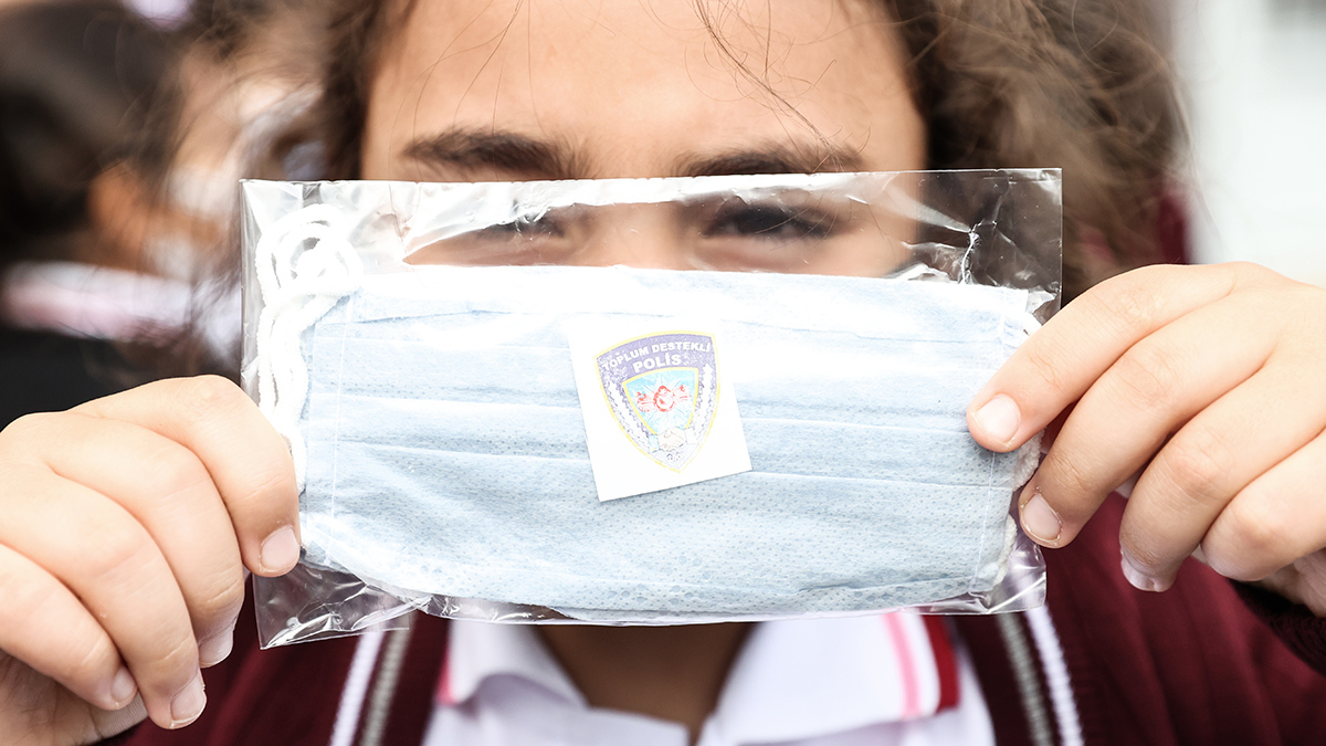 Kovid'e yakalanan öğrenciye temas edenler okula devam edecek