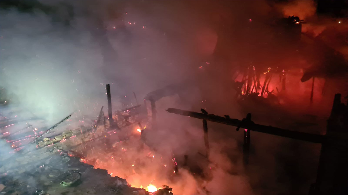 Uşak’ta 3 ev ve 1 iş yeri yanarak kül oldu