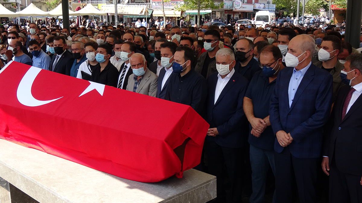 Ahmet Edip Uğur son yolculuğuna sevenlerinin omuzunda uğurlandı