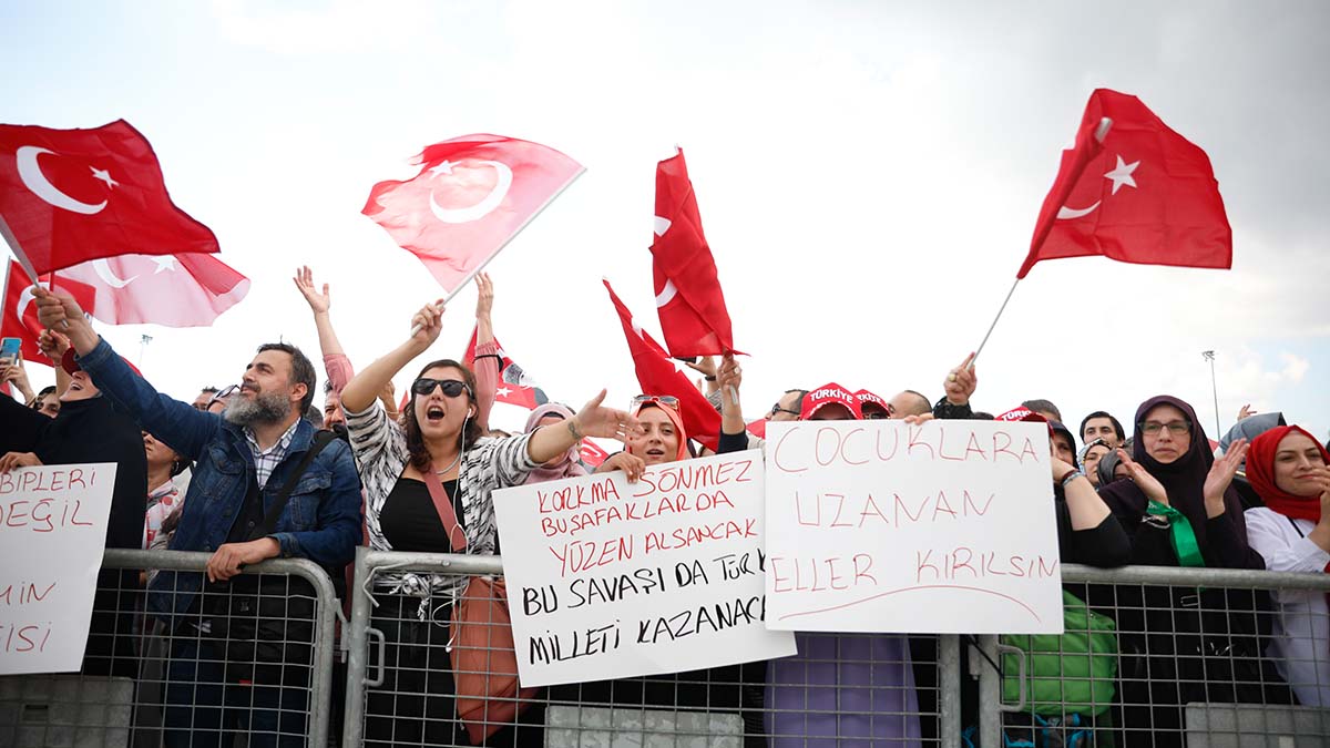 Aşı karşıtları Maltepe'de dualar eşliğinde miting yaptı
