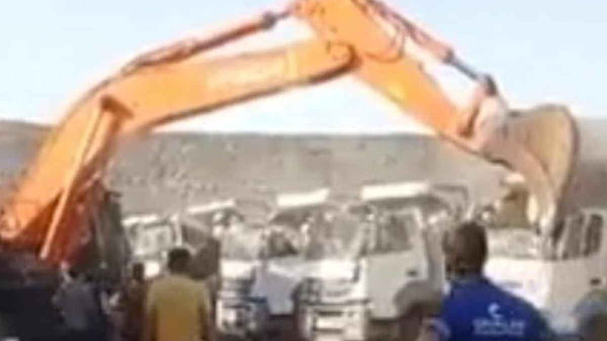 Parasını alamayan kepçe operatörü iş yerindeki kamyonları ezdi