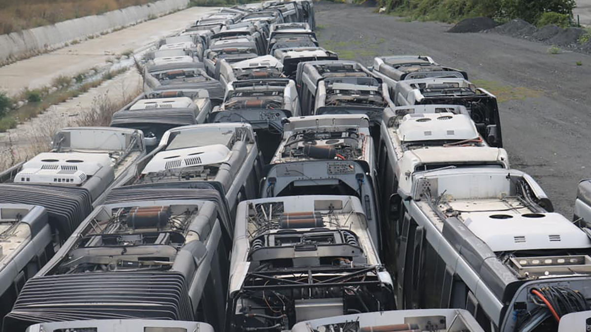600 milyonluk hurdalık! İBB, çürümeye terkedilen 50 otobüsün fotoğrafını paylaştı