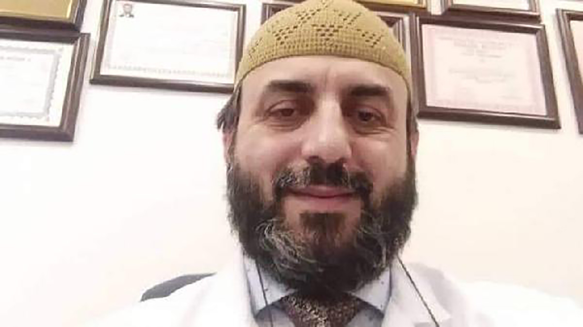 Aşı olmayan doktor koronavirüse yenildi