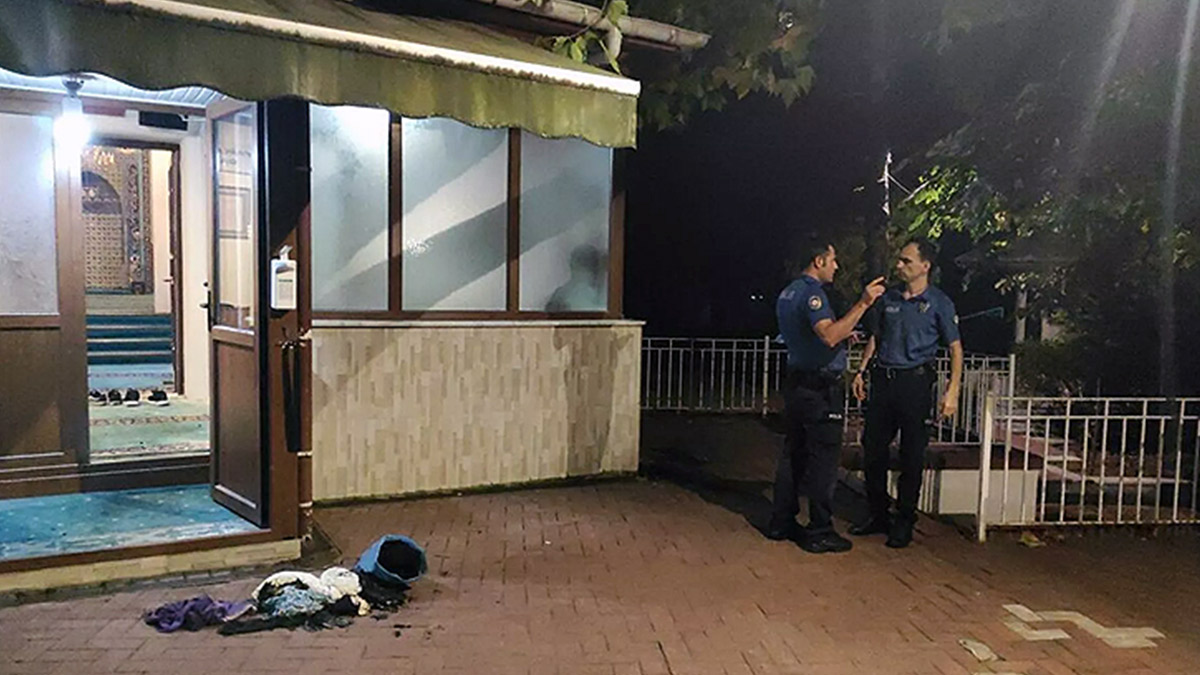 Kadıköy’de camiyi yakmaya çalışan şüpheli kamerada
