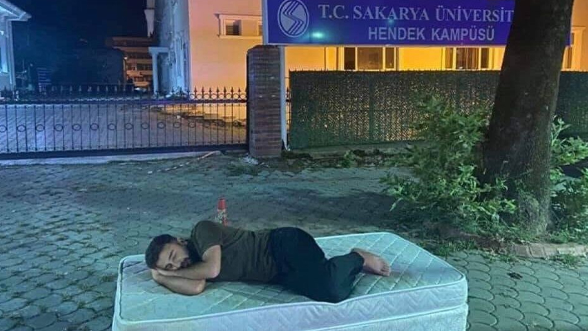 kiralara tepki icin universite kapisi onunde yattilar