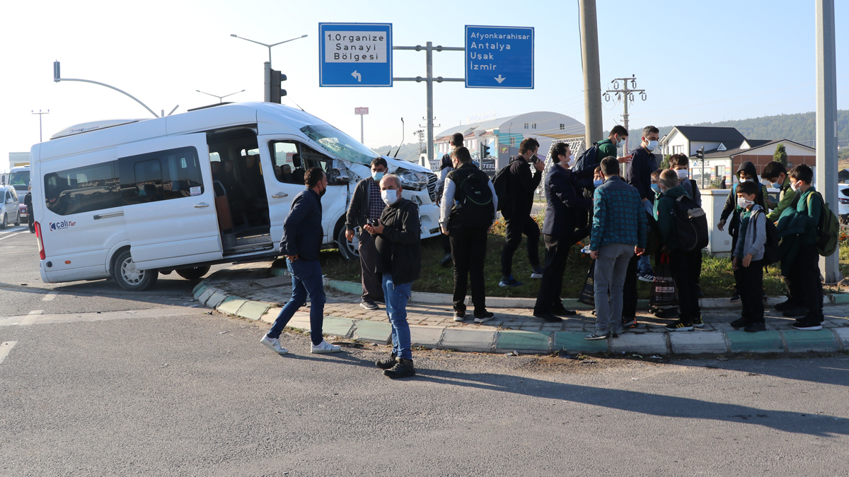 Yürekleri ağza getiren kaza! Öğrenci servisiyle tır çarpıştı