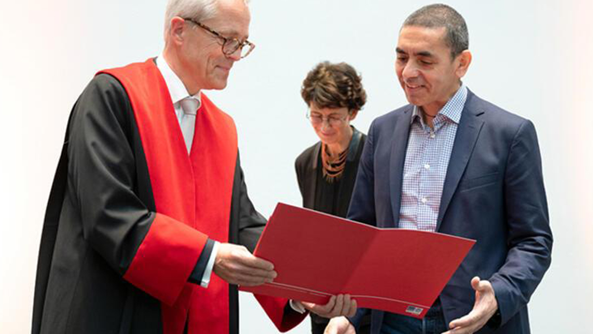 Bilim insanları Türeci ve Şahin'e "Fahri Doktora" unvanı