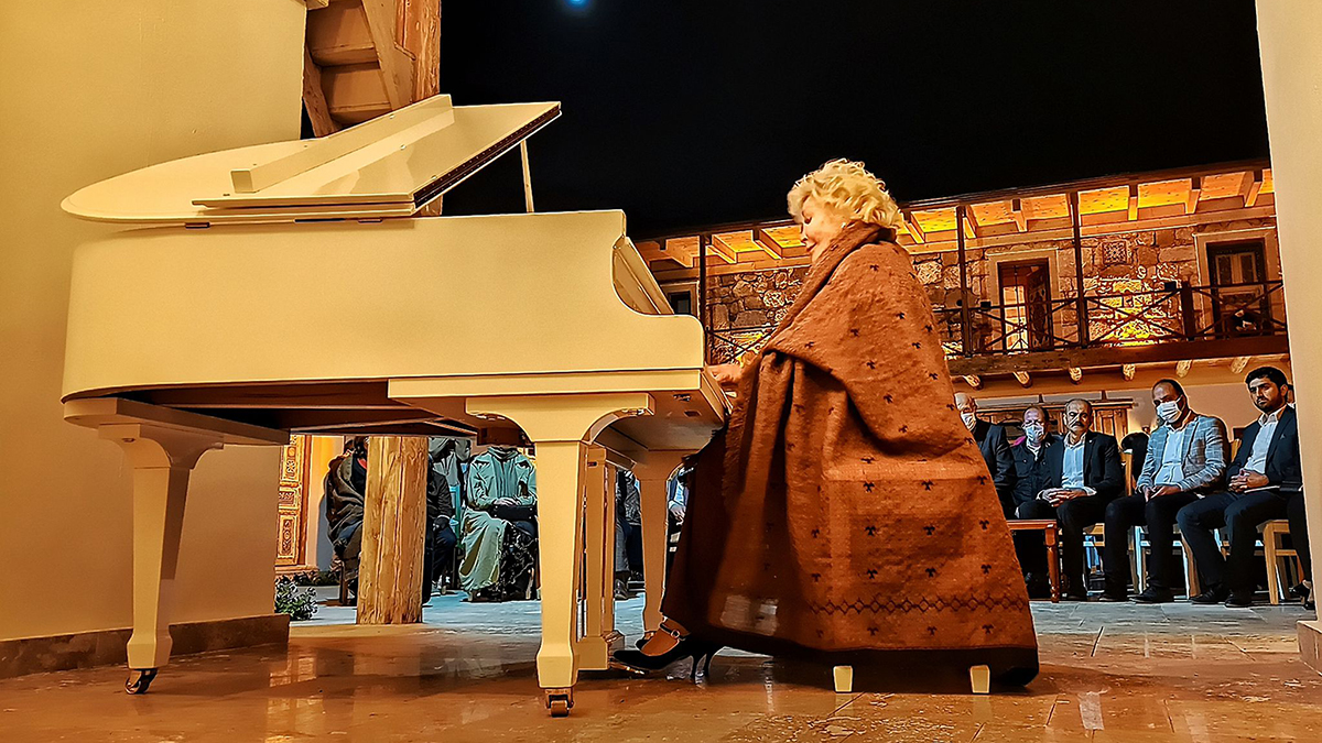 Devlet Sanatçısı Gülsin Onay Bayburt'ta konser verdi