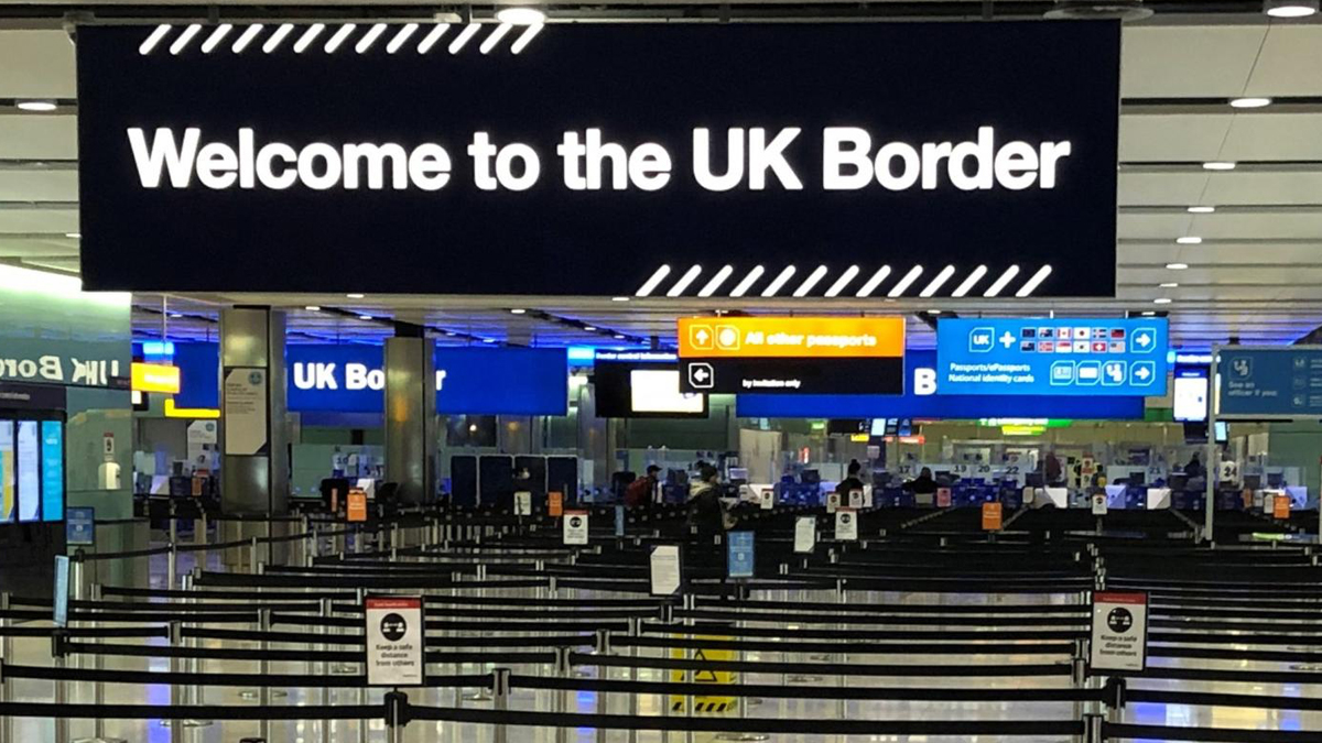 İngiltere sınırları açtı fakat karantina devam ediyor, vatandaş tepki gösteriyor