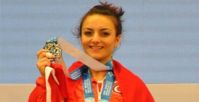 Milli halterci Sibel Özkan'ın 2008 Pekin Olimpiyatları numunesi pozitif çıktı