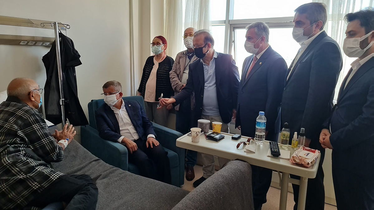Ahmet Davutoğlu Erkin Alptekin’i hastanede ziyaret etti