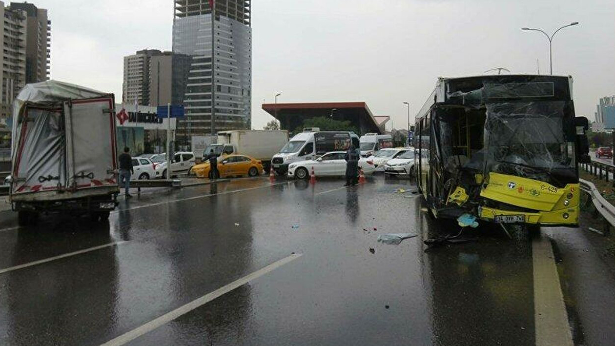 İETT otobüsüyle kamyonet çarpıştı: 1 yaralı