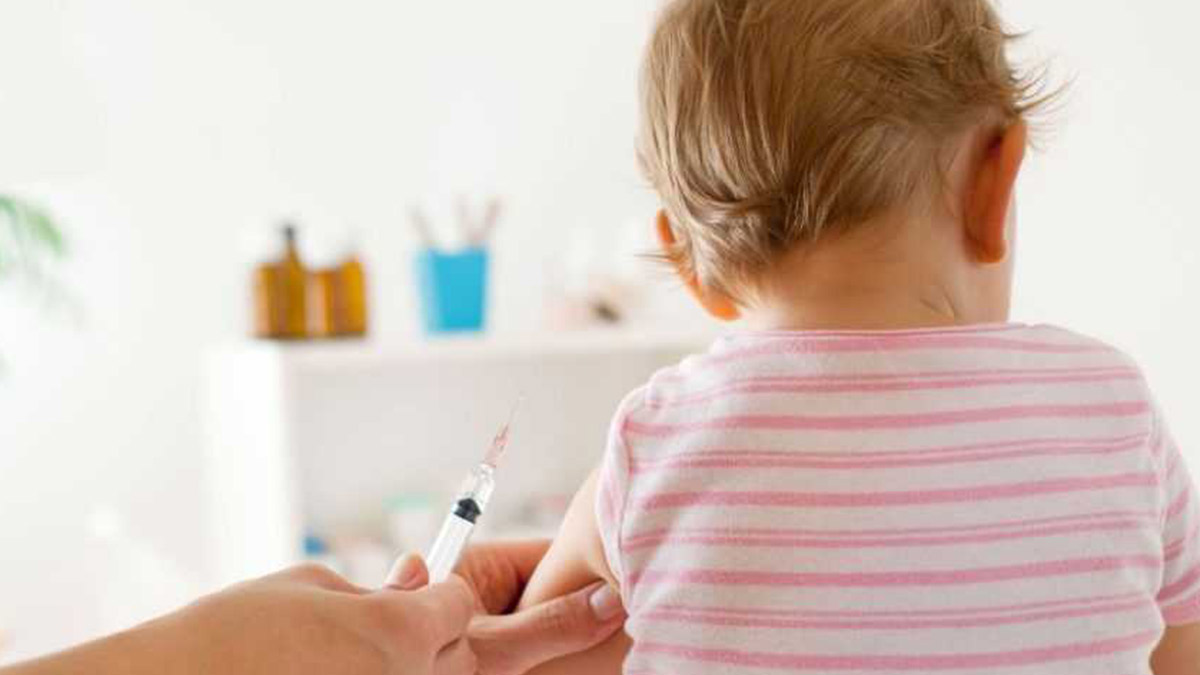 1 aylık bebeklerine Kovid-19 aşısı yapılan aileden suç duyurusu