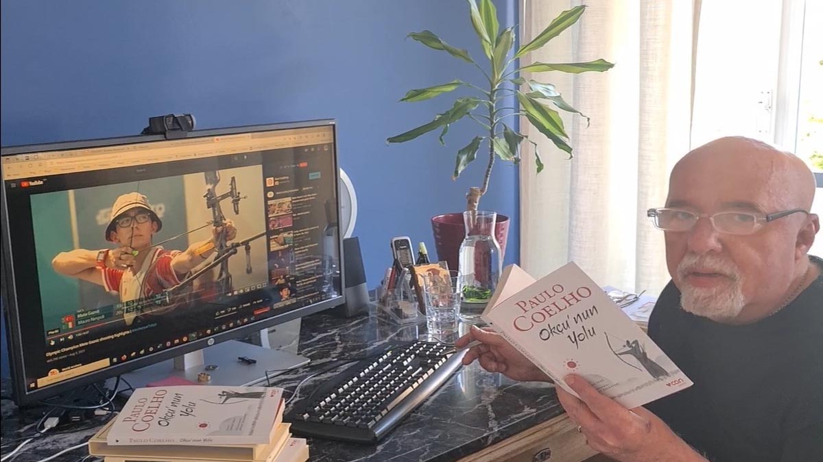 Dünyaca ünlü yazar Paulo Coelho, yeni kitabını Mete Gazoz'a adadı