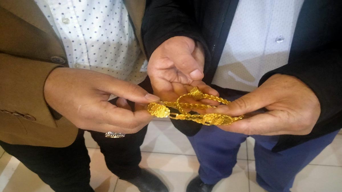 Yerde bulduğu 70 bin liralık altınları sahibine teslim etti