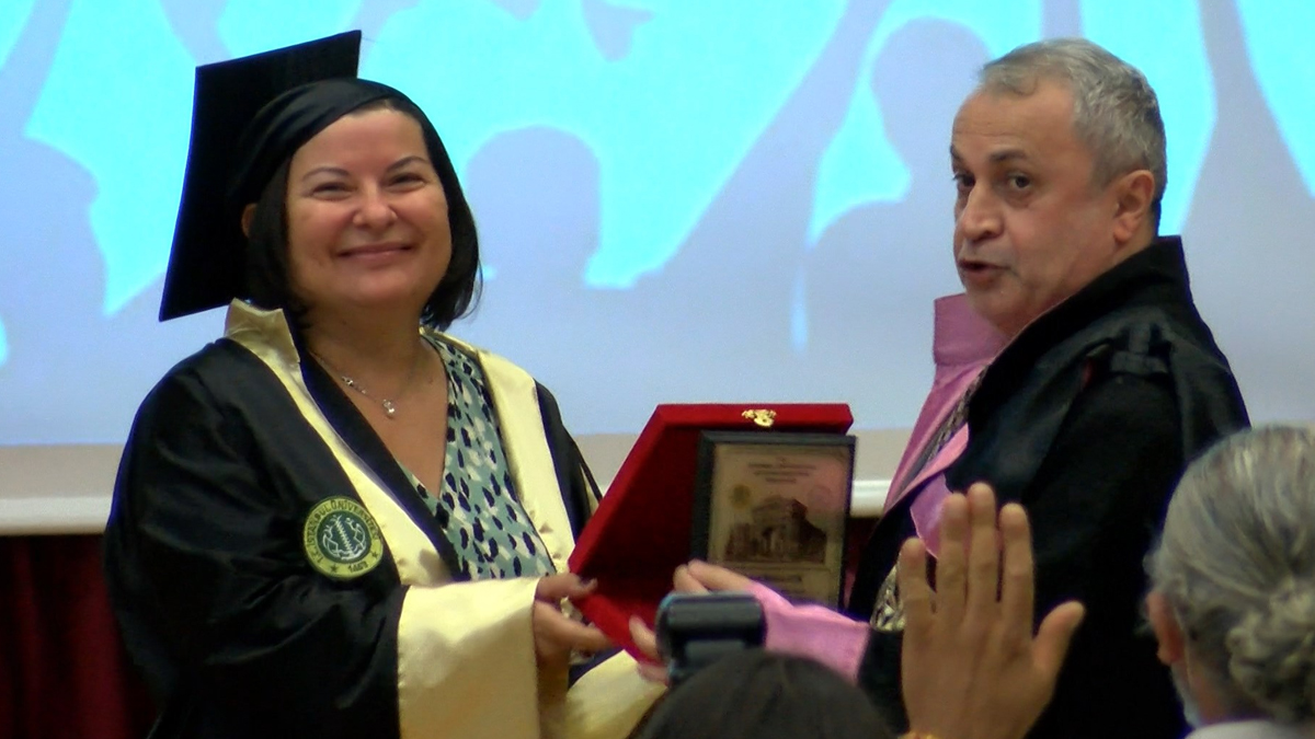 56 yaşında gazetecilik mezunu oldu