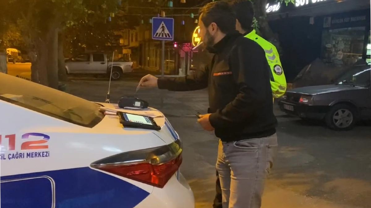 Ehliyetsiz ve alkollü sürücü, cezayı ödemek için kartını alkolmetreye tuttu