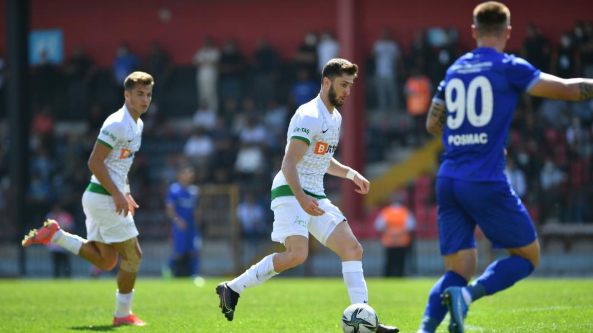 Genç futbolcunun arabası kapısının önünden çalındı