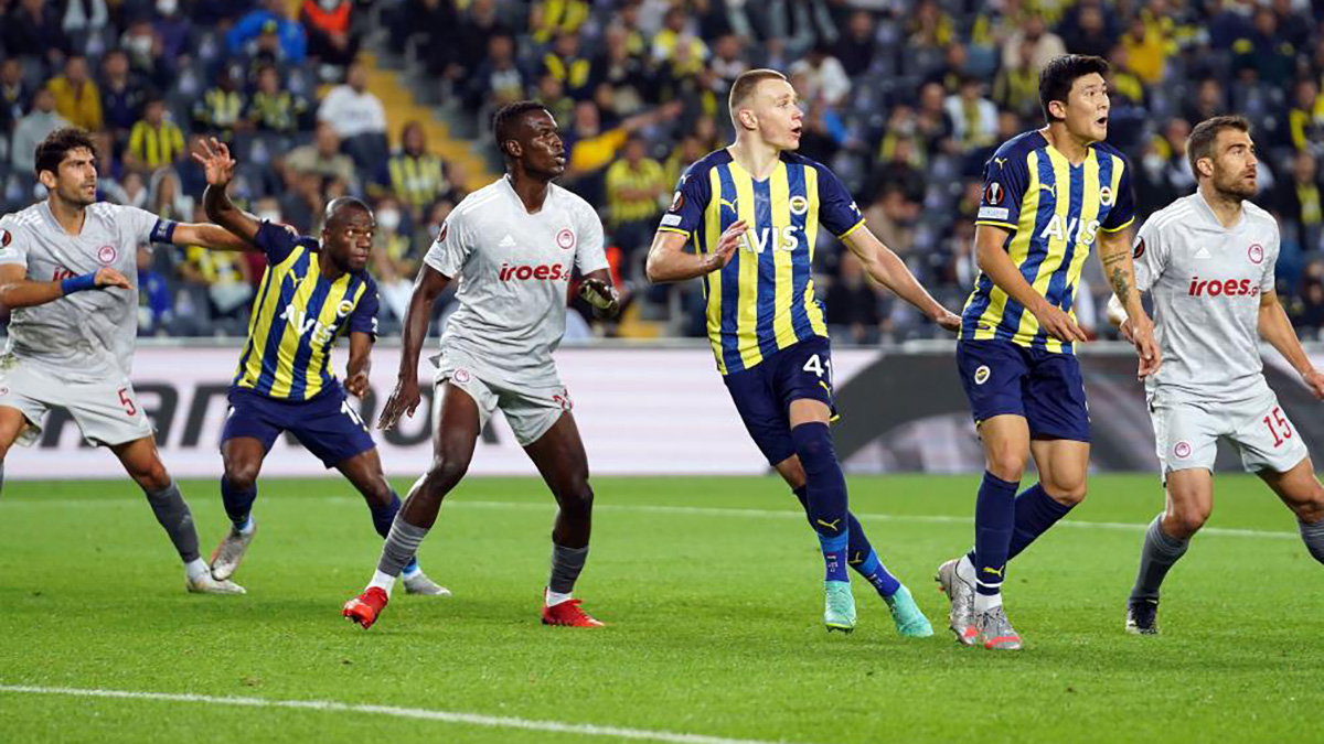 Fenerbahçe evinde Olympiakos'a 3-0 yenildi