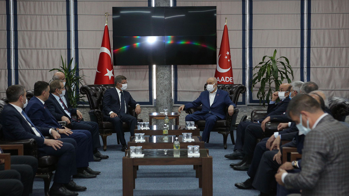 Ahmet Davutoğlu'ndan Oğuzhan Asiltürk'ün yakınlarına taziye ziyareti