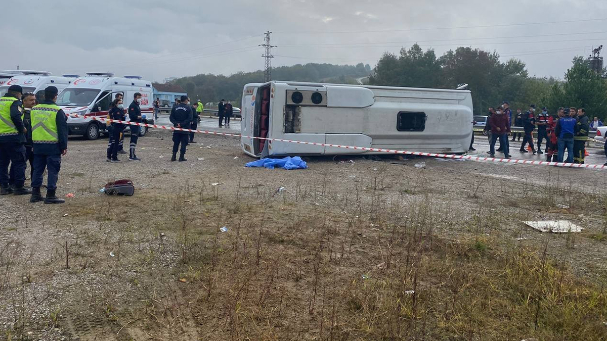 Bartın'da MHP toplantısına giden midibüs devrildi: 2 ölü,17 yaralı