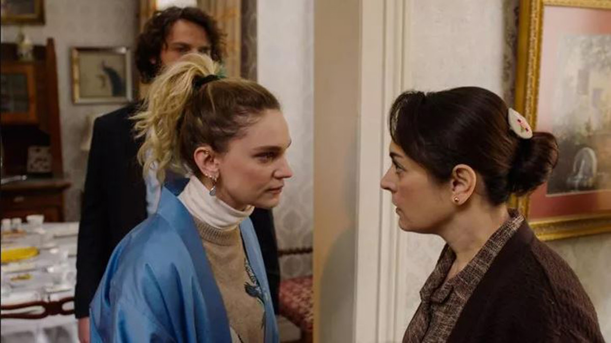 Farah Zeynep, eski rol arkadaşı Ezgi Mola'ya sahip çıktı