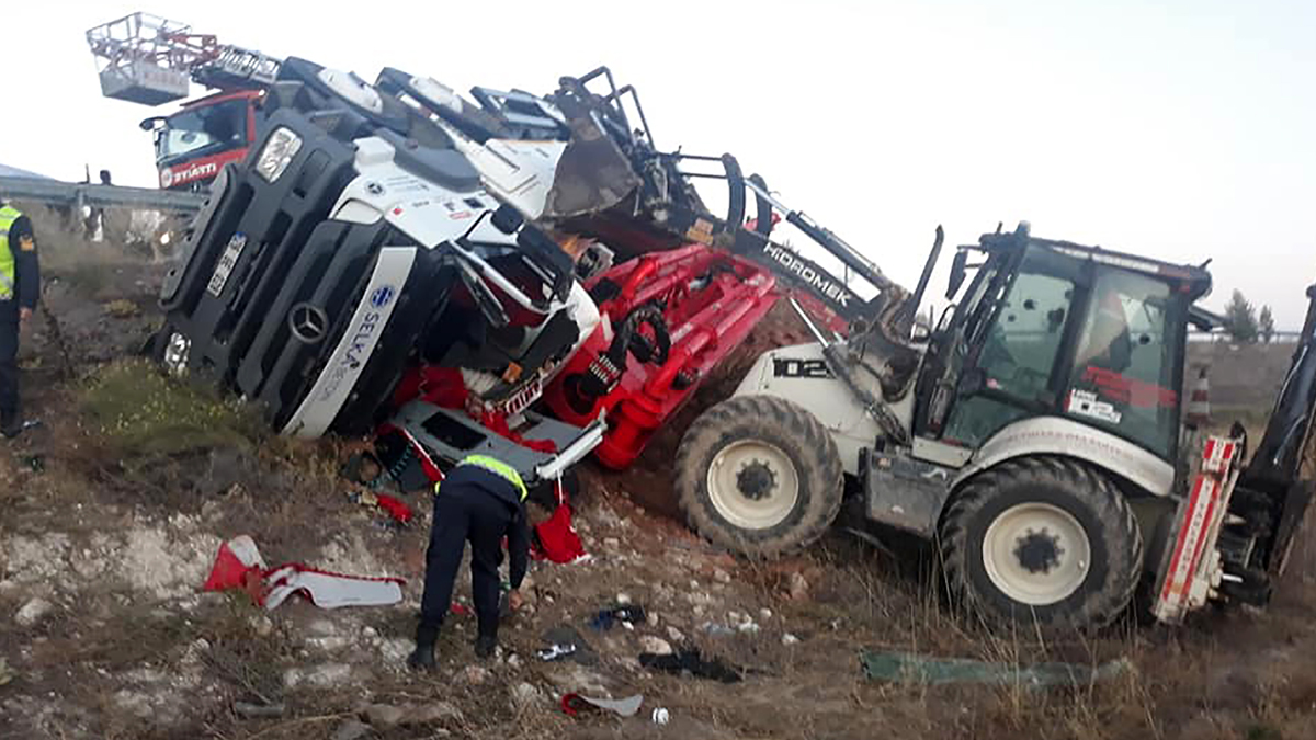 Devrilen mikserin sürücüsü yaşamını yitirdi